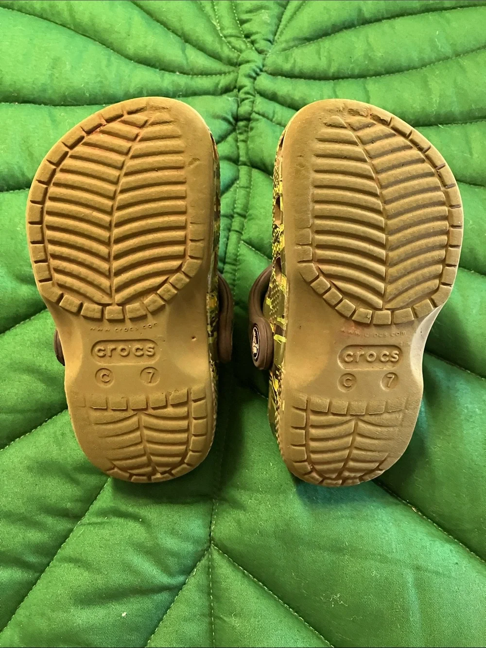 Crocs camo kids size C7, green and black camo.